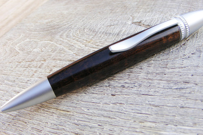 Drehkugelschreiber / Grenadill-Maser Holz / Ø14mm, Länge 122mm Drehkugelschreiber / Grenadill-Maser Holz / Ø14mm, Länge 122mm von Holzfelge