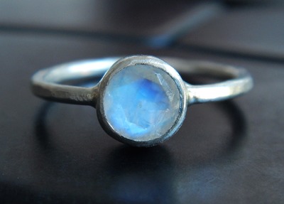 Rainbow Moonstone and Sterling Silver Ring Rainbow Moonstone and Sterling Silver Ring von Gaia's Candy