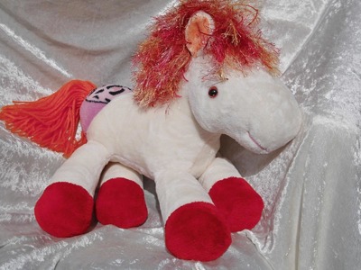 Weißes PFERD ROT Kuscheltier Pony Apfelschimmel Plüschtier rote Haare Hufe Unikat Luxus Wohndeko Kinderzimmer handgefertigt Weißes PFERD ROT Kuscheltier Pony Apfelschimmel Plüschtier rote Haare Hufe Unikat Luxus Wohndeko Kinderzimmer handgefertigt von https://www.tallhappycolours.de/