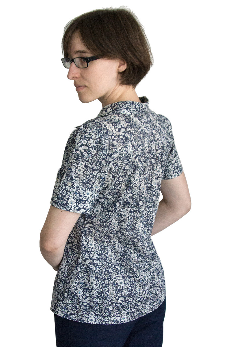 Blau-weiße Baumwoll-Kurzarmbluse mit Ärmelaufschlägen und Blusenkragen Blau-weiße Baumwoll-Kurzarmbluse mit Ärmelaufschlägen und Blusenkragen von Bauhinia Moden