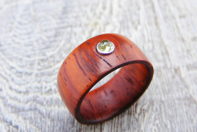 Holz Ring Padouk-Korallenholz / Peridot Ø 3mm G52 von Holzfelge