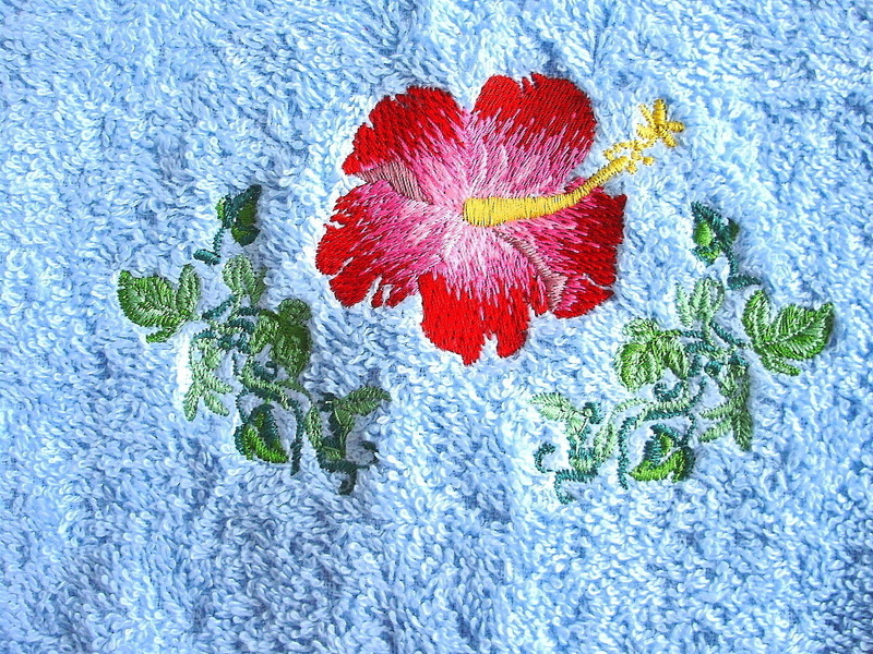 Handtuch♥in hellblau♥mit einer Hibiskusblüte♥und einer Blätterranke♥bestickt♥ von Hobbyhaus