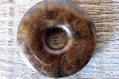 Holzanhänger "Donut" Nussbaum-Maser Holz Ø 35mm Holzanhänger "Donut" Nussbaum-Maser Holz Ø 35mm von Holzfelge