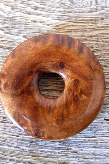 Holzanhänger "Donut" Sandarak Holz Ø 35mm Holzanhänger "Donut" Sandarak Holz Ø 35mm von Holzfelge
