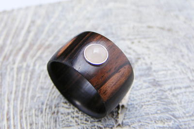 Holz Ring Makassar Ebenholz / Rosenquarz Ø 5mm G53 Holz Ring Makassar Ebenholz / Rosenquarz Ø 5mm G53 von Holzfelge