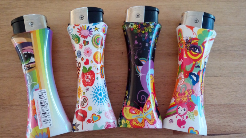 Jumbo-Feuerzeug, großes Designfeuerzeug, ca. 16,5 x 5,5 x 3,0 cm in den Ausführungen 1-4 (Reihenfolge s. Bild) von dreimal6