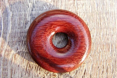 Holzanhänger "Donut" Amaranth Holz Ø 35mm Holzanhänger "Donut" Amaranth Holz Ø 35mm von Holzfelge