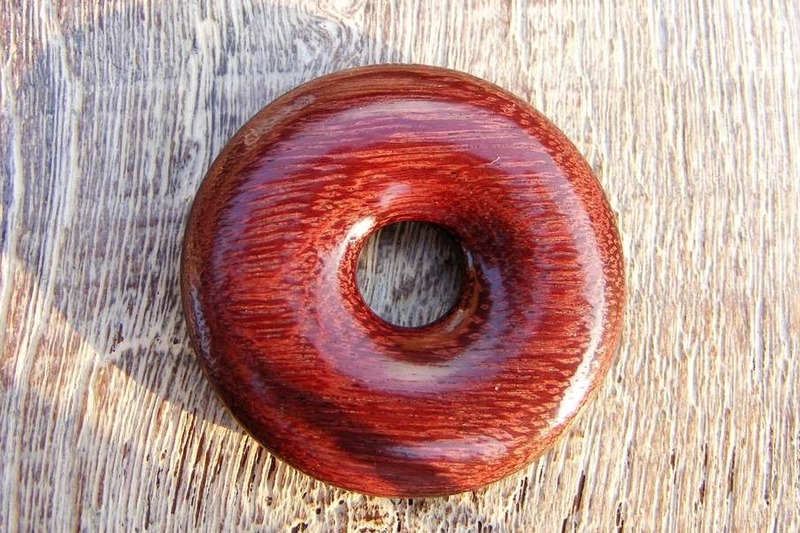 Holzanhänger "Donut" Amaranth Holz Ø 35mm Holzanhänger "Donut" Amaranth Holz Ø 35mm von Holzfelge