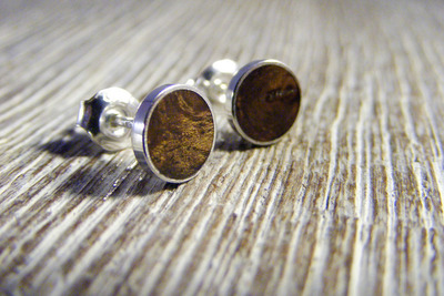 Holz Ohrstecker Silber 925 Nussbaum-Maser Holz Ø 6mm Holz Ohrstecker Silber 925 Nussbaum-Maser Holz Ø 6mm von Holzfelge