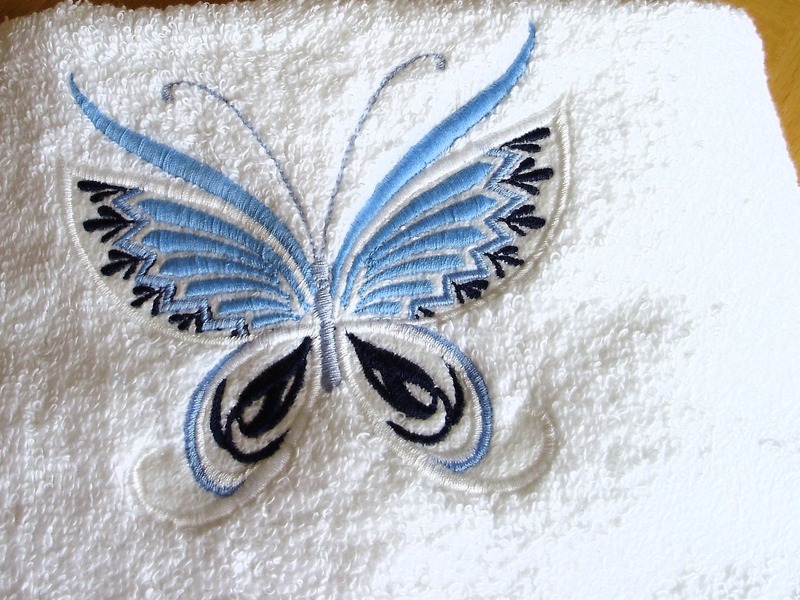 Handtuch♥Blue Butterfly♥weiss mit einem schönen Schmetterling♥bestickt♥ von Hobbyhaus