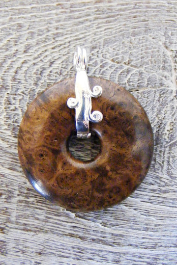 Holzdonut "Wasserfall" 925 Silber, Nussbaum-Maser Holz Ø 35mm Holzdonut "Wasserfall" 925 Silber, Nussbaum-Maser Holz Ø 35mm von Holzfelge