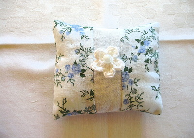 Lavendelkissen♥Rosenranke♥mit einer weißen Häkelblüte♥verziert♥ von Hobbyhaus