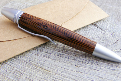 Drehkugelschreiber / Thermoeiche Holz / Ø14mm, Länge 122mm Drehkugelschreiber / Thermoeiche Holz / Ø14mm, Länge 122mm von Holzfelge