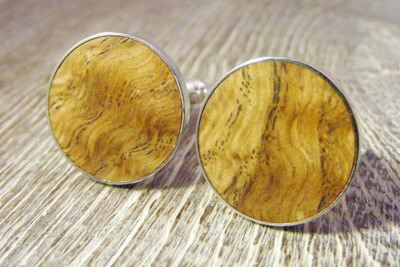 Manschettenknöpfe Silber 925 Eiche-Maser Holz Ø 18mm Manschettenknöpfe Silber 925 Eiche-Maser Holz Ø 18mm von Holzfelge
