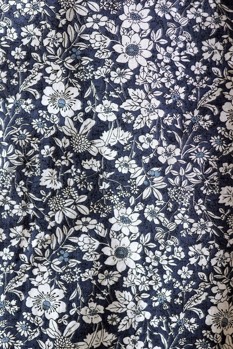 Blau-weiße Baumwoll-Kurzarmbluse mit Ärmelaufschlägen und Blusenkragen Blau-weiße Baumwoll-Kurzarmbluse mit Ärmelaufschlägen und Blusenkragen von Bauhinia Moden