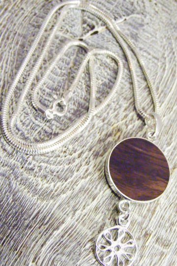 Silberkette Anhänger Silber + Blume, Grenadill-Maser Holz Ø 18mm Silberkette Anhänger Silber + Blume, Grenadill-Maser Holz Ø 18mm von Holzfelge