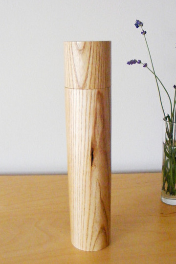 Salz,-Pfeffermühle aus Eschenholz / Größe: Ø55 x 260 mm Salz,-Pfeffermühle aus Eschenholz / Größe: Ø55 x 260 mm von Holzfelge