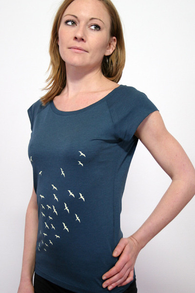 Shirt "Vogelschwarm", denim, Fair Wear, Bio Shirt "Vogelschwarm", denim, Fair Wear, Bio von Spangeltangel