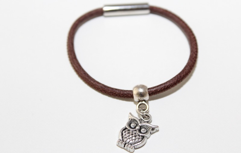 Lederband in dunkelbraun mit silbernem Element und Magnetverschluss Lederband in dunkelbraun mit silbernem Element und Magnetverschluss von Unikats-by-Sabine-Greim