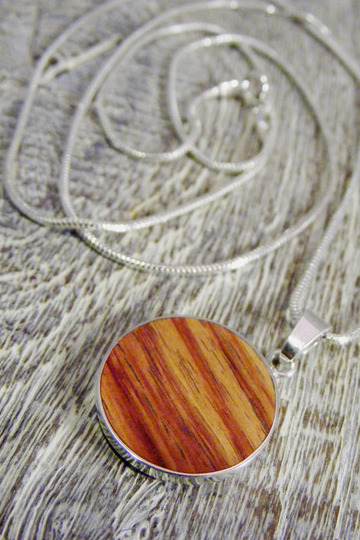 Silberkette mit Anhänger aus 925 Silber, Rosenholz Ø 18mm, Länge 70cm Silberkette mit Anhänger aus 925 Silber, Rosenholz Ø 18mm, Länge 70cm von Holzfelge