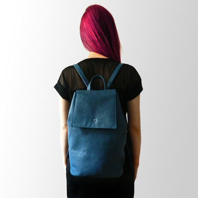 Leder Rucksack „Azurblau“ von Erika Szücs