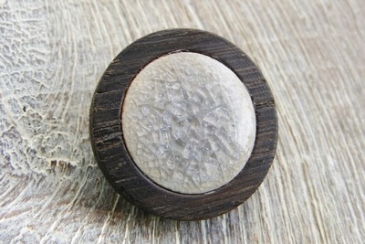 Holzbrosche Mooreiche Holz / Porzellan Ø 28mm Holzbrosche Mooreiche Holz / Porzellan Ø 28mm von Holzfelge