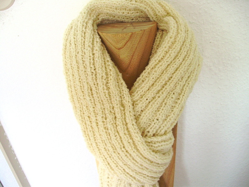 Schal★Strickschal★Boucle★in Creme★aus hochwertiger Wolle★handgestrickt★ Schal★Strickschal★Boucle★in Creme★aus hochwertiger Wolle★handgestrickt★ von Hobbyhaus