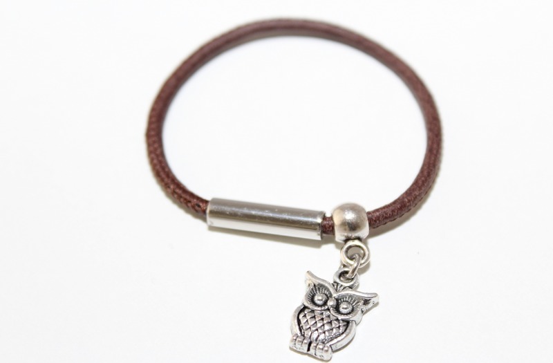 Lederband in dunkelbraun mit silbernem Element und Magnetverschluss von Unikats-by-Sabine-Greim