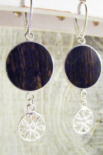 Holz Ohrhänger Silber 925 Grenadill-Maser Holz Ø 18mm + Blume Holz Ohrhänger Silber 925 Grenadill-Maser Holz Ø 18mm + Blume von Holzfelge