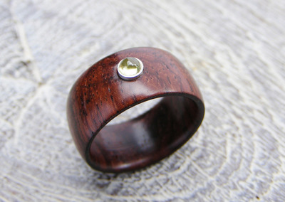 Holz Ring Honduras Palisander Holz / Peridot Ø 3mm G52 Holz Ring Honduras Palisander Holz / Peridot Ø 3mm G52 von Holzfelge