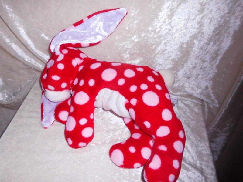 DALMATINER HASE Kuscheltier Punkte FLIEGENPILZ Wohndeko rot weiß HANDARBEIT Kaninchen Plüschtier UNIKAT Kinderzimmer DALMATINER HASE Kuscheltier Punkte FLIEGENPILZ Wohndeko rot weiß HANDARBEIT Kaninchen Plüschtier UNIKAT Kinderzimmer von https://www.tallhappycolours.de/