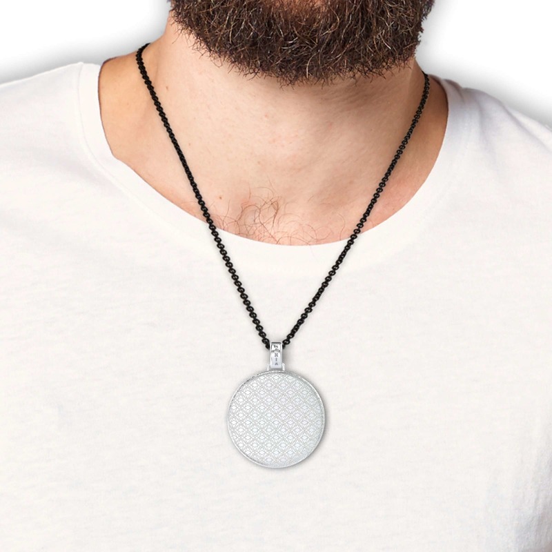 Monochrom Kette mit Gravur auf Anhänger mit Silberlegierung Monochrom Kette mit Gravur auf Anhänger mit Silberlegierung von Mania.Design - Die besondere Kette mit Gravur