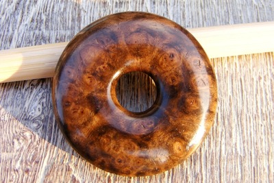Holzanhänger "Donut" Nussbaum-Maser Holz Ø 35mm Holzanhänger "Donut" Nussbaum-Maser Holz Ø 35mm von Holzfelge