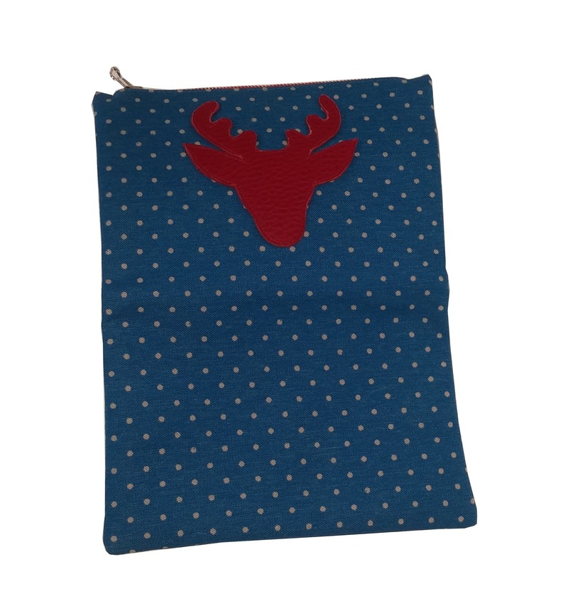 Stoff Doppel Clutch mit Hirschkopfmotiv weiß / blau gepunktet Stoff Doppel Clutch mit Hirschkopfmotiv weiß / blau gepunktet von Unikats-by-Sabine-Greim