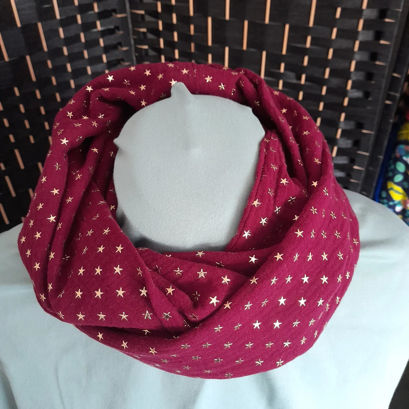 Loopschal aus Musselin mit Sternen von Lieblingsshop4You