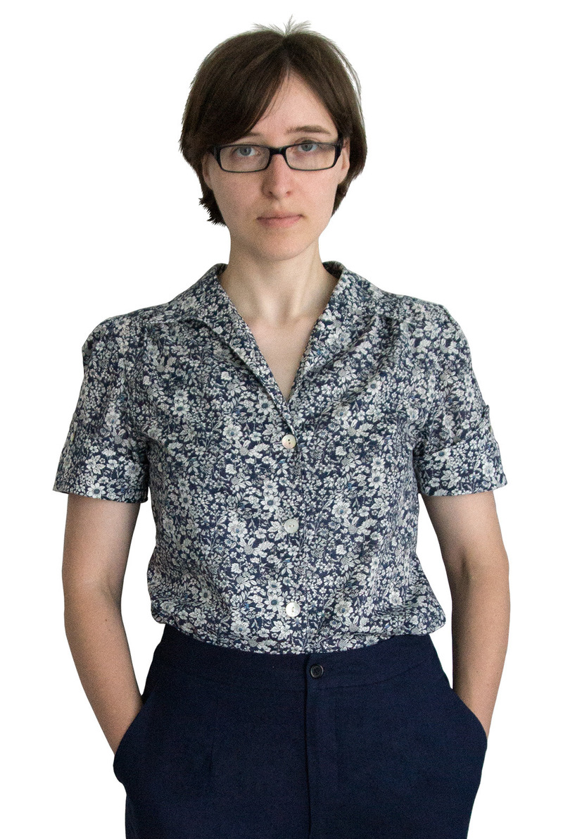 Blau-weiße Baumwoll-Kurzarmbluse mit Ärmelaufschlägen und Blusenkragen Blau-weiße Baumwoll-Kurzarmbluse mit Ärmelaufschlägen und Blusenkragen von Bauhinia Moden