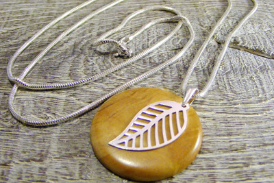 Silberkette Holzanhänger, Esche Ø30mm + Blatt Silberkette Holzanhänger, Esche Ø30mm + Blatt von Holzfelge