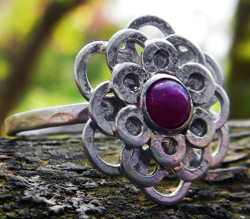 https://www.etsy.com/listing/231091384/ruby-and-sterling-silver-flower-ring?ref=shop_home_active_7 https://www.etsy.com/listing/231091384/ruby-and-sterling-silver-flower-ring?ref=shop_home_active_7 von Gaia's Candy