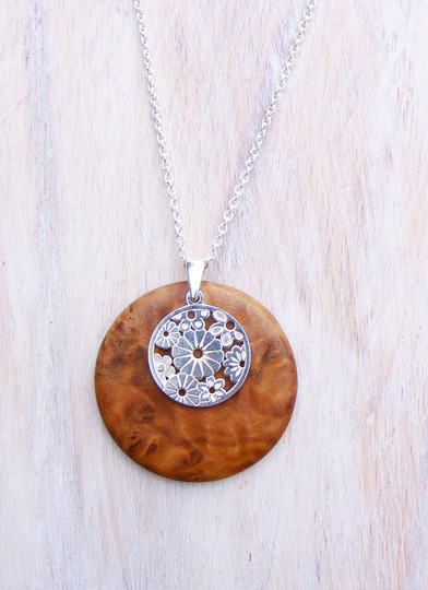 Silberkette Holzanhänger, Brown Mallee Ø30mm + Blumen Silberkette Holzanhänger, Brown Mallee Ø30mm + Blumen von Holzfelge