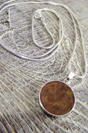 Silberkette mit Anhänger aus 925 Silber, Nussbaum-Maser Holz Ø 18mm, Länge 60cm Silberkette mit Anhänger aus 925 Silber, Nussbaum-Maser Holz Ø 18mm, Länge 60cm von Holzfelge
