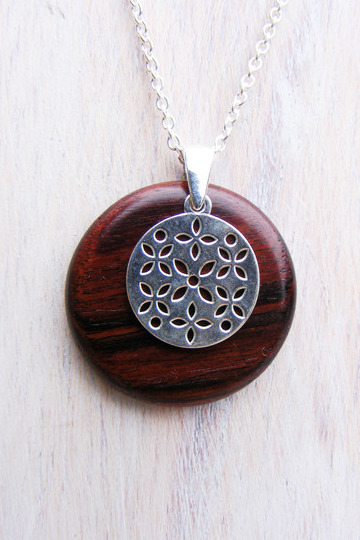 Silberkette Holzanhänger, Veilchenholz Ø24mm + Blüten Silberkette Holzanhänger, Veilchenholz Ø24mm + Blüten von Holzfelge