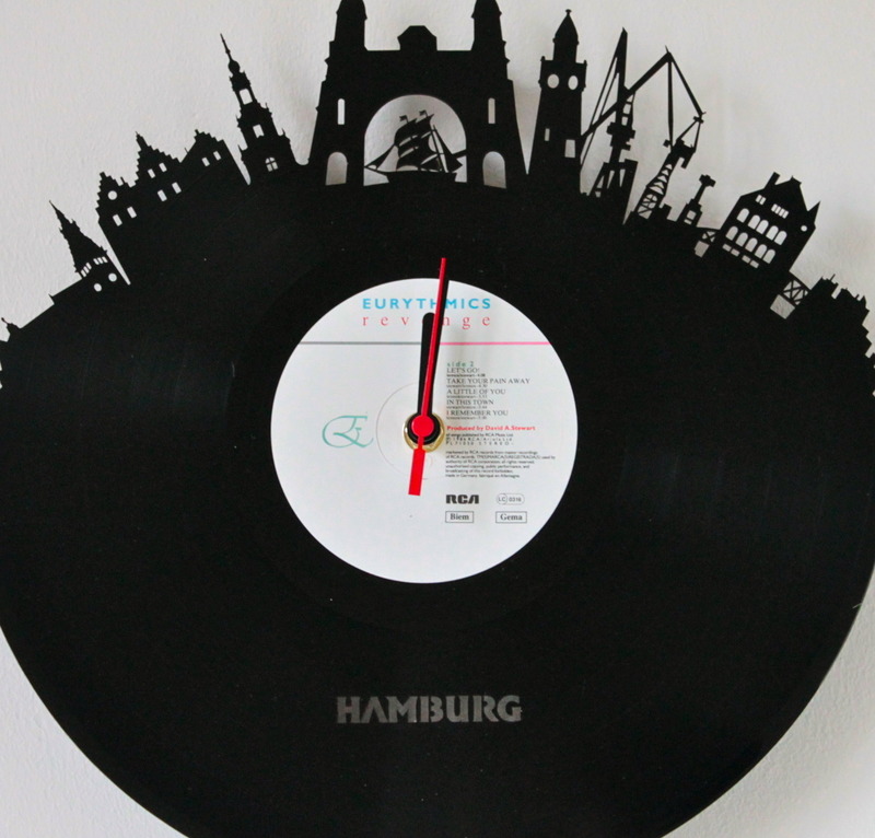Schallplattenuhr Vinyluhr Vinyl Wanduhr aus Schallplatte - Hamburg von Vintagist.com Online Shop für Vintage Dekoration u