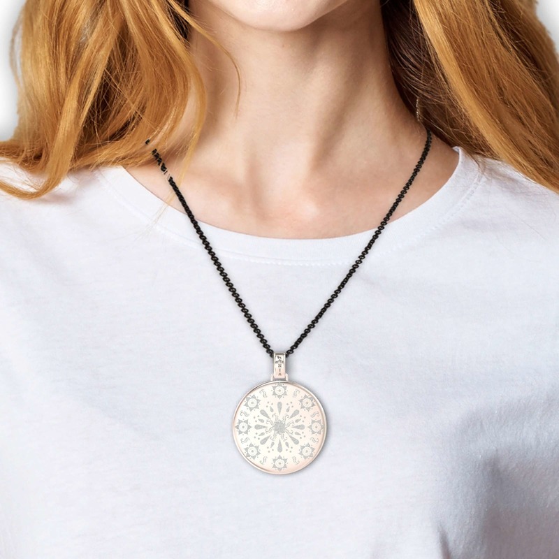 Blumen Mandala Kette mit Gravur auf Roségold Anhänger von Mania.Design - Die besondere Kette mit Gravur