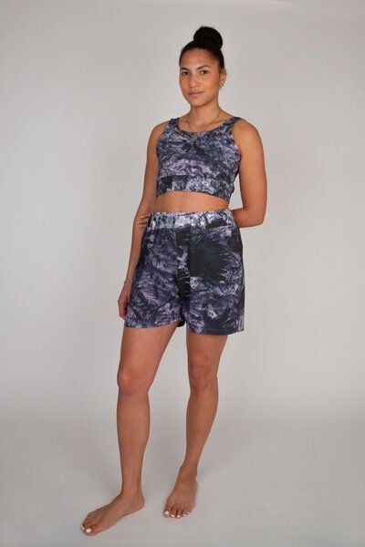 ꩸᭪ၡိကြား (BLÆNQ) Damen Kurze Yoga Shorts // All-Over-Print // Cirrus // Bio-Baumwolle von ꩸᭪ၡိကြား (BLÆNQ)