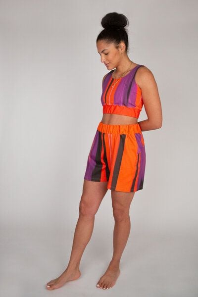 ꩸᭪ၡိကြား (BLÆNQ) Damen Yoga BH & kurze Shorts // All-Over-Print // Just Like Honey // Bio-Baumwolle von ꩸᭪ၡိကြား (BLÆNQ)