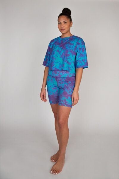 ꩸᭪ၡိကြား (BLÆNQ) Damen Yoga Shirt & kurze Leggings // All-Over-Print // At Height // Bio-Baumwolle von ꩸᭪ၡိကြား (BLÆNQ)