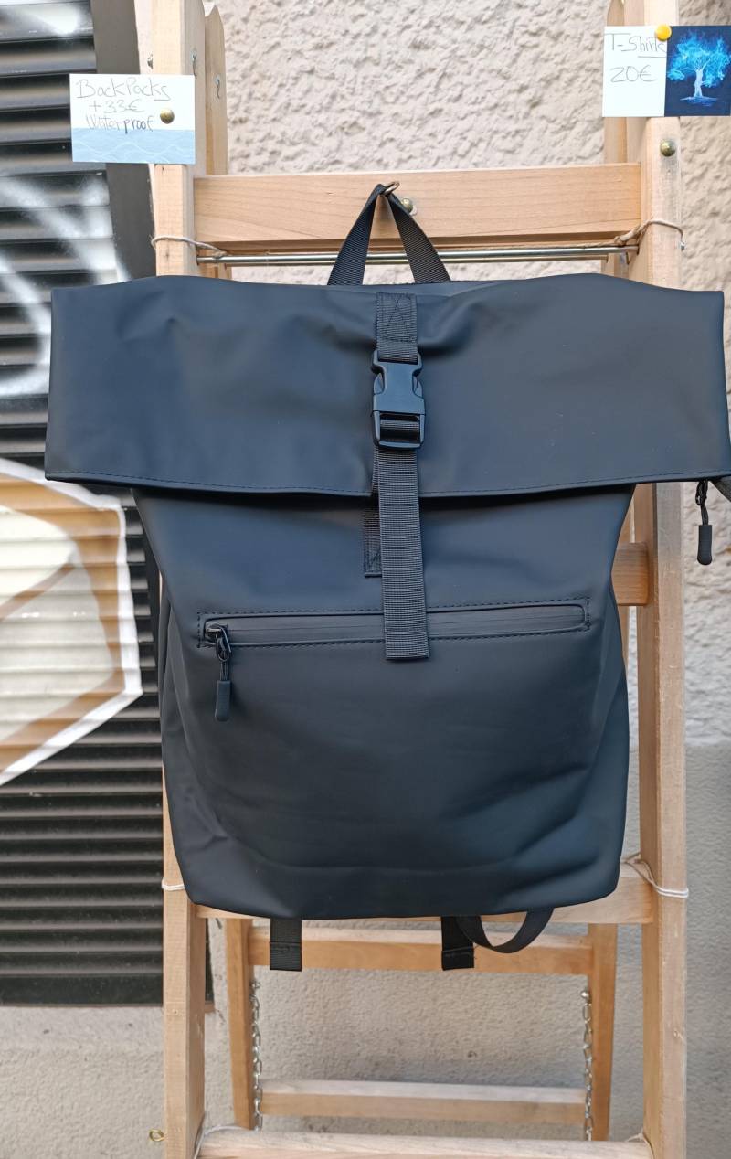 Schlichter Toproll Rücksack Aus Gummi in Schwarz Schlichter Toproll Rücksack Aus Gummi in Schwarz von 0y1Barcelona