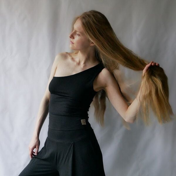 10 BODIES Asymmetrical top aus Ecovero Premium Viscose von 10 BODIES