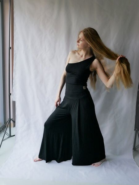 10 BODIES Asymmetrical top aus Ecovero Premium Viscose 10 BODIES Asymmetrical top aus Ecovero Premium Viscose von 10 BODIES