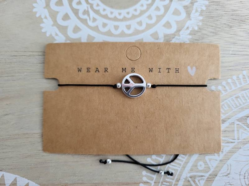 Armband Peace Mit Silberfarbenem Zeichen Makramee Filigran von 1000Gluecksmomente